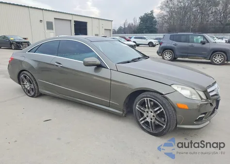 2010 Mercedes-Benz E 550 z USA, uszkodzony, nr VIN WDDKJ7CB0AF005022